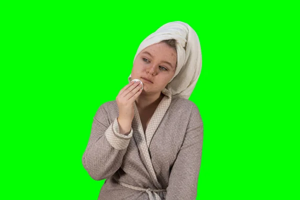 緑色の背景 クロマキー のドレッシングガウンを着た女の子が顔に発疹を出します 問題の肌だ 家庭内治療の概念 — ストック写真