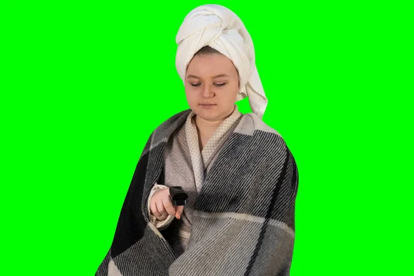 緑色の背景 クロマキー に風邪の症状を持つ少女は 酸素濃度を酸素濃度計で測定します 家庭内治療の概念 — ストック写真