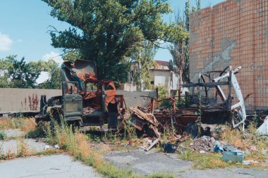 Şehir caddesinde tahrip edilmiş bir askeri kamyon duruyor. Ukrayna 'da savaş. Rus işgali Ukrayna