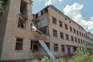 Yönetim binası bombardımandan zarar gördü. Ukrayna 'da savaş. Rus işgali Ukrayna 'da. Altyapı tahribatı. Sivil halkın terörü. Savaş Suçları