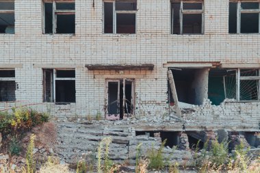 Yönetim binası bombardımandan zarar gördü. Ukrayna 'da savaş. Rus işgali Ukrayna 'da. Altyapı tahribatı. Sivil halkın terörü. Savaş Suçları