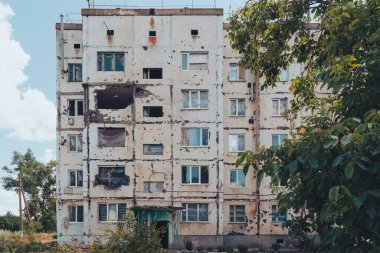 Konut binası bombardımanla yok edildi. Ukrayna 'da savaş. Rus işgali Ukrayna 'da. Altyapı tahribatı. Sivil halkın terörü. Savaş Suçları