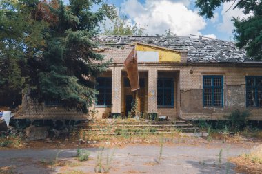 Yönetim binası bombardımandan zarar gördü. Ukrayna 'da savaş. Rus işgali Ukrayna 'da. Altyapı tahribatı. Sivil halkın terörü. Savaş Suçları