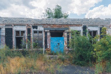 Kırsal kesimde. Bombardımanla yıkılan bir ev. Ukrayna 'da savaş. Rus işgali Ukrayna 'da. Altyapı tahribatı. Sivil halkın terörü. Savaş Suçları