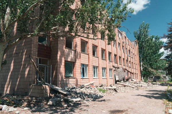 被炮击损坏的行政大楼 乌克兰战争 俄罗斯入侵乌克兰 基础设施被毁 对平民人口的恐怖 战争罪 — 图库照片