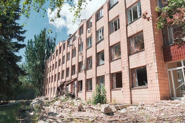 被炮击损坏的行政大楼 乌克兰战争 俄罗斯入侵乌克兰 基础设施被毁 对平民人口的恐怖 战争罪 — 图库照片
