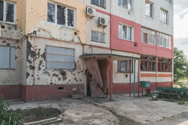 被炮弹摧毁的住宅大楼入口 乌克兰战争 俄罗斯入侵乌克兰 对平民人口的恐怖 战争罪 — 图库照片