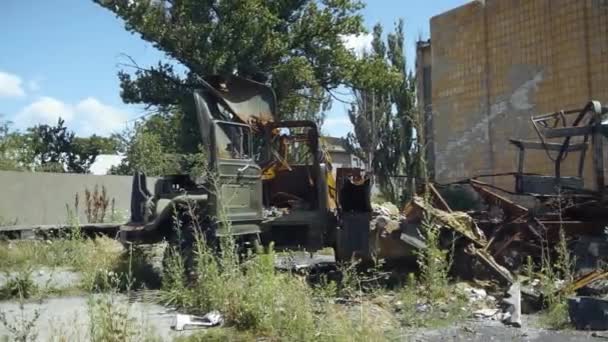 一辆被毁的军用卡车停在城市街道上 摄像头从左向右倾斜 乌克兰战争 俄罗斯入侵乌克兰 — 图库视频影像