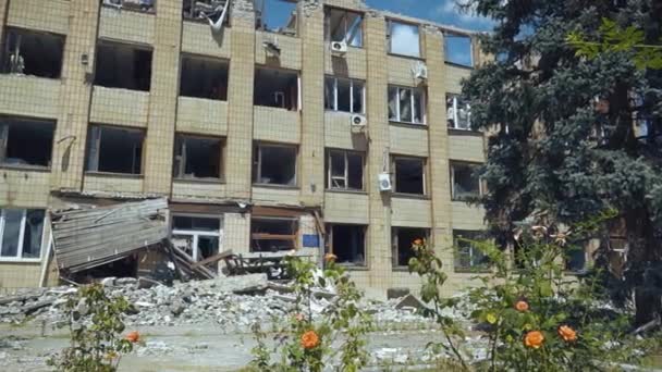 シールで損傷した管理棟 パノラマ カメラは右から左に移動します ウクライナでの戦争 ロシアによるウクライナ侵攻 インフラの破壊 — ストック動画