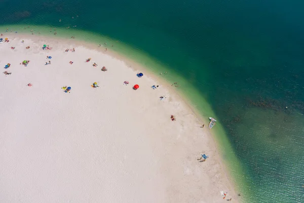 用白色石英砂淹没的采石场的顶部视图 海滩上的人工湖 乡村边 无人机 空中景观 — 图库照片