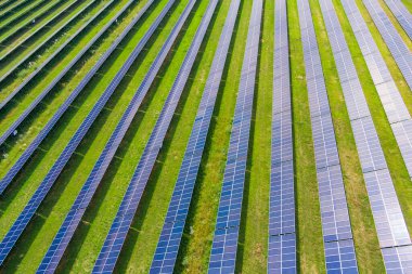 Güneş enerjisi santralinin üst görüntüsü (yakın çekim). Ekoloji. Alternatif yeşil enerji. Sıfır emisyon. Drone. Hava görünümü