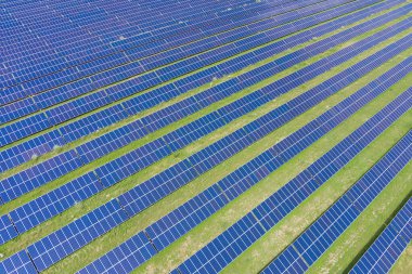 Güneş enerjisi santralinin üst görüntüsü (yakın çekim). Ekoloji. Alternatif yeşil enerji. Sıfır emisyon. Drone. Hava görünümü