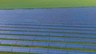 Kırsal kesimdeki bir güneş enerjisi santralinin üst görüntüsü (kamera sağdan sola hareket eder). Ekoloji. Alternatif yeşil enerji. Sıfır emisyon. Drone. Hava görünümü