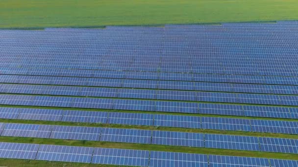 Kırsal Kesimdeki Bir Güneş Enerjisi Santralinin Üst Görüntüsü Kamera Sağdan — Stok video