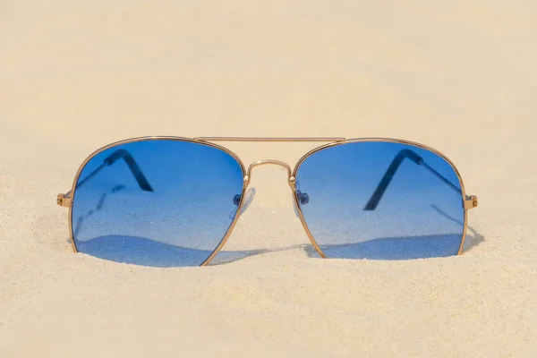 Modré Sluneční Brýle Leží Písku Letní Dovolená Cestování Cestovní Ruch — Stock fotografie