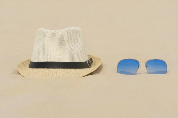 Niebieskie Okulary Jasna Czapka Leżą Piasku Wakacje Podróże Koncepcja Turystyki — Zdjęcie stockowe