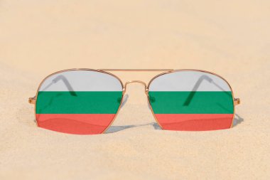 Bulgaristan bayrağı şeklinde gözlüklü güneş gözlükleri kumun üzerinde yatıyor. Bulgaristan 'da yaz tatili, seyahat ve turizm kavramı. Yaz tatili. Tatil sezonu