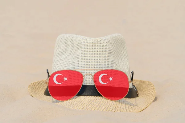 Солнечные Очки Форме Флага Турции Шляпы Лежат Песке Концепция Летнего — стоковое фото