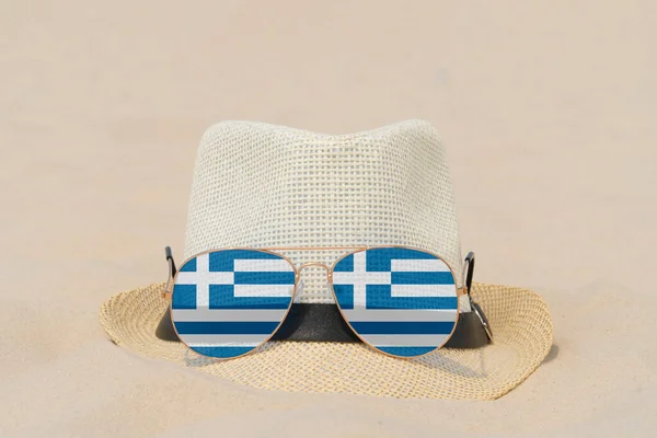 Piasku Leżą Okulary Przeciwsłoneczne Okularami Kształcie Flagi Grecji Kapelusz Koncepcja — Zdjęcie stockowe