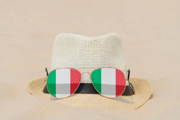 Piasku Leżą Okulary Przeciwsłoneczne Okularami Kształcie Flagi Włoch Kapelusz Koncepcja — Zdjęcie stockowe