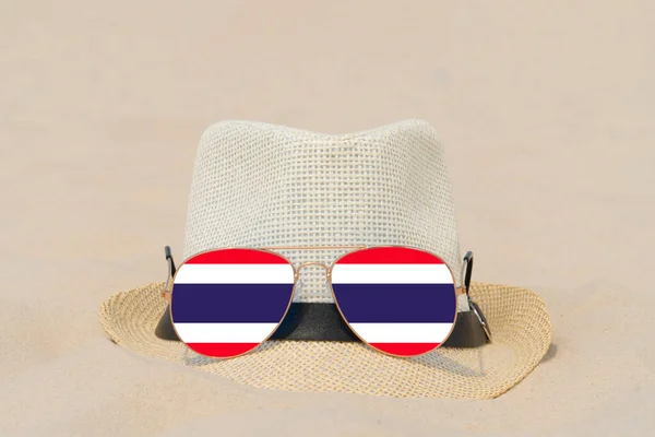 Солнечные Очки Форме Флага Таиланда Шляпы Лежат Песке Концепция Летнего — стоковое фото
