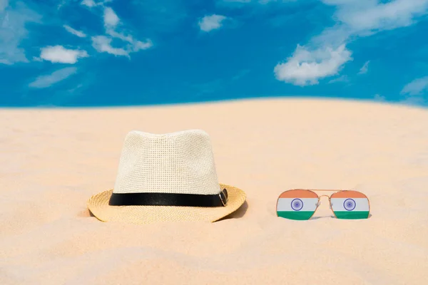 Okulary Przeciwsłoneczne Okularami Kształcie Flagi Indii Kapelusz Leżą Piasku Przed — Zdjęcie stockowe