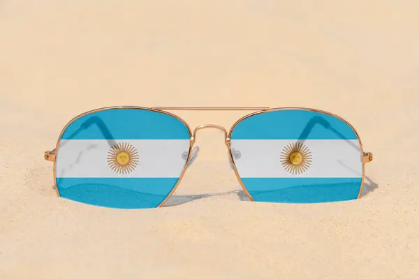 Piasku Leżą Okulary Przeciwsłoneczne Formie Flagi Argentyny Koncepcja Wakacji Letnich — Zdjęcie stockowe