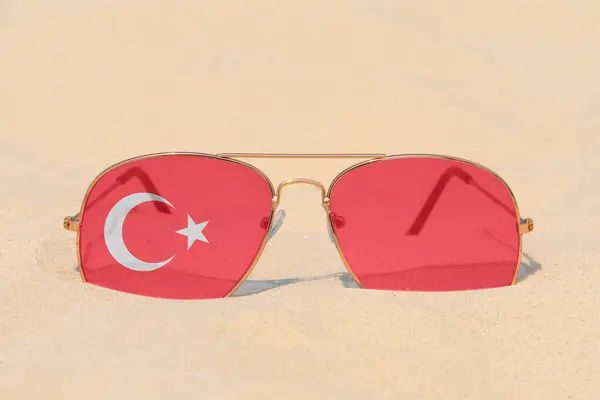 Solglasögon Med Glasögon Form Turkiets Flagga Ligger Sanden Begreppet Sommarsemester — Stockfoto