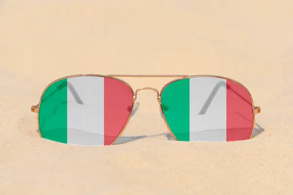 Piasku Leżą Okulary Przeciwsłoneczne Formie Flagi Włoch Koncepcja Wakacji Letnich — Zdjęcie stockowe
