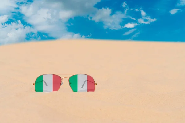 Okulary Przeciwsłoneczne Okularach Postaci Flagi Włoch Leżą Piasku Pod Błękitnym — Zdjęcie stockowe