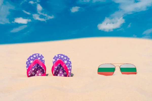 Okulary Przeciwsłoneczne Okularach Kształcie Flagi Bułgarii Japonki Leżą Piasku Pod — Zdjęcie stockowe