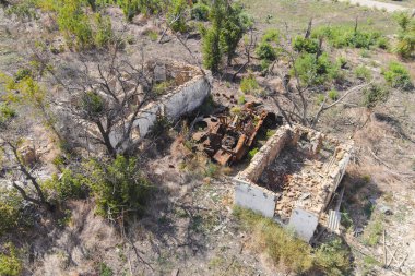 Savaştan sonra kırsal kesimdeki yok olmuş bir köyün havadan görüntüsü. Ukrayna 'da savaş. Rus işgali Ukrayna 'da. Sivillerin dehşeti. Savaş Suçları