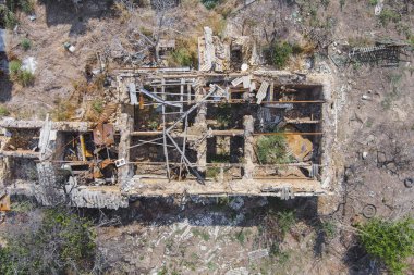 Savaştan sonra kırsal kesimdeki yok olmuş bir köyün havadan görüntüsü. Ukrayna 'da savaş. Rus işgali Ukrayna 'da. Sivillerin dehşeti. Savaş Suçları