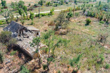 Savaştan sonra kırsal kesimdeki yok olmuş bir köyün havadan görüntüsü. Ukrayna 'da savaş. Rus işgali Ukrayna 'da. Sivillerin dehşeti. Savaş Suçları