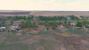 Bir çatışmadan sonra kırsal kesimdeki yıkık bir köyün havadan görüntüsü (kamera soldan sağa hareket ediyor). Ukrayna 'da savaş. Rus işgali Ukrayna 'da. Sivillerin dehşeti. Savaş Suçları