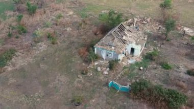 Bir çatışmadan sonra kırsal kesimdeki yıkık bir köyün havadan görüntüsü (kamera soldan sağa hareket ediyor). Ukrayna 'da savaş. Rus işgali Ukrayna 'da. Sivillerin dehşeti. Savaş Suçları