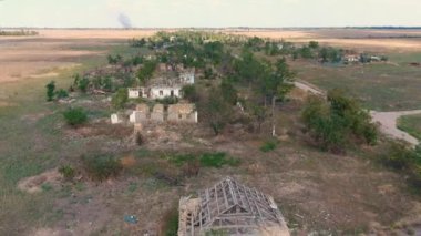 Bir çatışmadan sonra kırsal kesimdeki yok olmuş bir köyün havadan görüntüsü (kamera ilerliyor). Ukrayna 'da savaş. Rus işgali Ukrayna 'da. Sivillerin dehşeti. Savaş Suçları