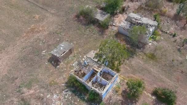 戦闘後の田舎の破壊された村の空中観察 カメラが前進する ウクライナ戦争 ロシアのウクライナ侵攻 民間人のテロ 戦争犯罪 — ストック動画