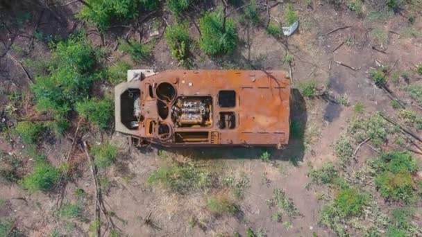 Draufsicht Auf Ein Zerstörtes Gepanzertes Kampffahrzeug Der Landschaft Nach Der — Stockvideo