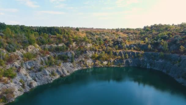Widok Góry Zalany Opuszczony Kamieniołom Granitowy Przejrzystą Turkusową Wodą Słoneczny — Wideo stockowe