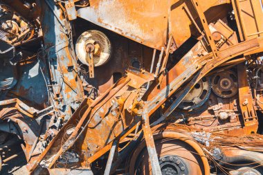 Hasarlı tarım ekipmanları topçu ateşiyle (yakın çekim) yok edildi. Ukrayna 'da savaş. Rus işgali Ukrayna 'da. Sivillerin dehşeti. Savaş Suçları