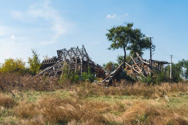 Kırsal kesimde. Bombardımanla yıkılan bir ev. Ukrayna 'da savaş. Rus işgali Ukrayna 'da. Altyapı tahribatı. Sivil halkın terörü. Savaş Suçları