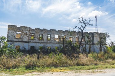 Yönetim binası bombardımandan zarar gördü. Ukrayna 'da savaş. Rus işgali Ukrayna 'da. Altyapı tahribatı. Sivil halkın terörü. Savaş Suçları