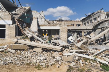 Okul bombardımandan zarar gördü. Ukrayna 'da savaş. Rus işgali Ukrayna 'da. Altyapı tahribatı. Sivillerin dehşeti. Savaş Suçları