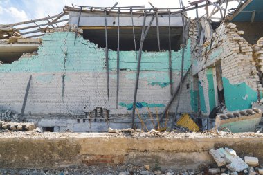 Okul bombardımandan zarar gördü. Ukrayna 'da savaş. Rus işgali Ukrayna 'da. Altyapı tahribatı. Sivillerin dehşeti. Savaş Suçları