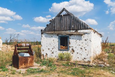Kırsal kesimde. Evin önündeki avluda bir su kuyusu, bombardımanla yıkıldı. Ukrayna 'da savaş. Rus işgali Ukrayna 'da. Sivillerin dehşeti. Savaş Suçları
