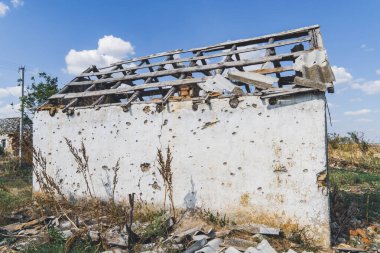 Kırsal kesimde. Bombardımanla yıkılan bir ev. Ukrayna 'da savaş. Rus işgali Ukrayna 'da. Altyapı tahribatı. Sivil halkın terörü. Savaş Suçları