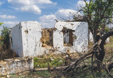 Kırsal kesimde. Bombardımanla yıkılan bir ev. Ukrayna 'da savaş. Rus işgali Ukrayna 'da. Altyapı tahribatı. Sivil halkın terörü. Savaş Suçları
