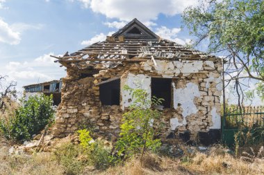 Kırsal kesimde. Bombardımanla yıkılan bir ev. Ukrayna 'da savaş. Rus işgali Ukrayna 'da. Altyapı tahribatı. Sivil halkın terörü. Savaş Suçları