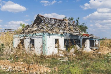 Kırsal kesimde. Bombardımanla yıkılan bir ev. Ukrayna 'da savaş. Rus işgali Ukrayna 'da. Altyapı tahribatı. Sivil halkın terörü. Savaş Suçları